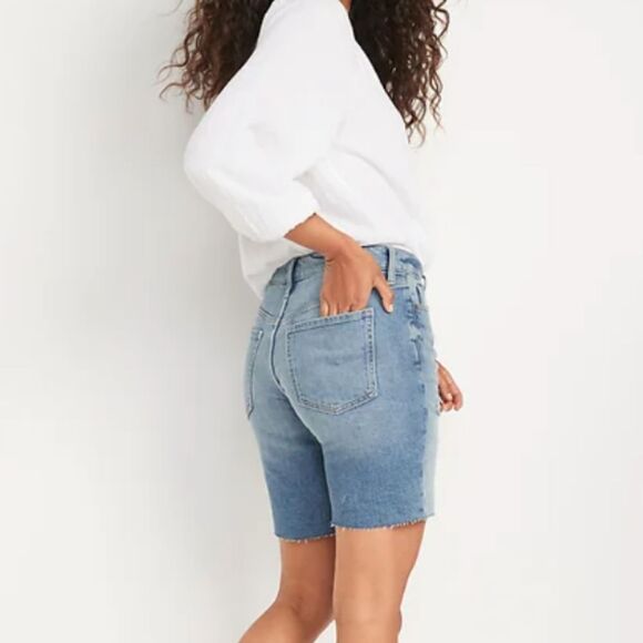 Old Navy High Rise Slouchy Straight Light Wash Raw Hem Jean Shorts Size 28 NWT - Picture 3 of 6